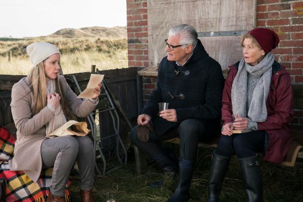 Bild 1 von 14: Katharina (Ann-Kathrin Kramer, l.) ist bei ihrer Recherche auf einen Liebesbrief gestoßen, den sie nun Bastian de Jong (Sky du Mont, M.) und Martha (Lisa Kreuzer, r.) vorliest.