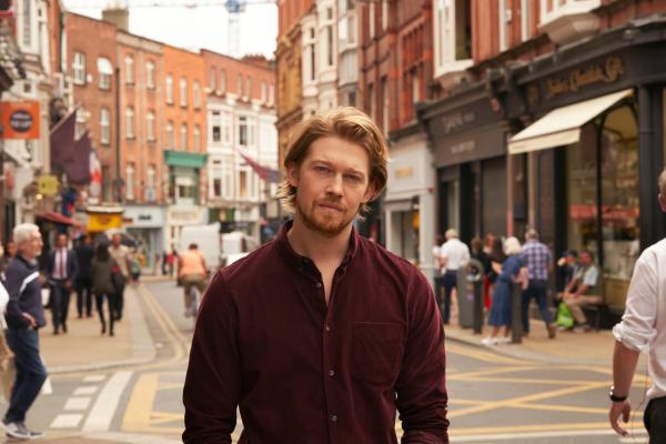 Bild 1 von 3: Nick (Joe Alwyn) muss für ein neues Theaterstück nach Kroatien. Vorher hat er jedoch eine schwere Entscheidung zu treffen.