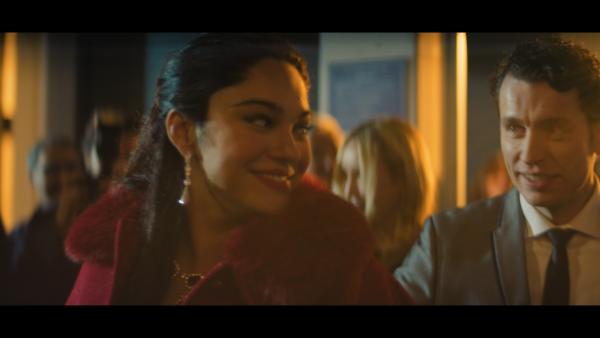 Bild 1 von 12: Ruja Ignatova (Nilam Farooq, l.) und Jonas Kurth (László Branko Breiding, r.) verlassen Wembley glücklich nach einem gelungenem Auftritt.