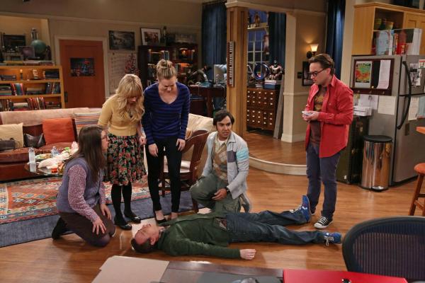 Bild 1 von 29: Als plötzlich Stuart (Kevin Sussman, liegend) zusammenbricht, ahnen Bernadette (Melissa Rauch, 2.v.l.), Amy (Mayim Bialik, l.), Leonard (Johnny Galecki, r.) und Penny (Kaley Cuoco, M.) noch nicht, dass es ein Überraschungs-Krimi-Dinner von Raj (Kunal Nayyar, 2.v.r.) ist ...