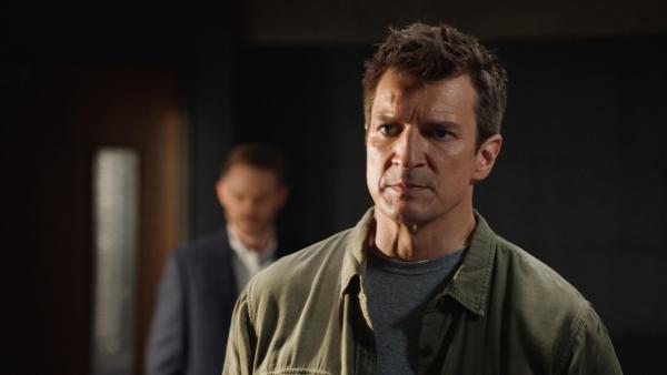 Bild 1 von 5: Während des Verhörs versucht Nolan (Nathan Fillion, r.) mithilfe seines Anwalts Wesley (Shawn Ashmore, l.) zu erklären, dass er von einem korrupten Kollegen zu unrecht beschuldigt wird. Doch die Beweise gegen ihn sind erdrückend. Um seine Unschuld zu beweisen, schlägt Nolan einen waghalsigen Plan vor.