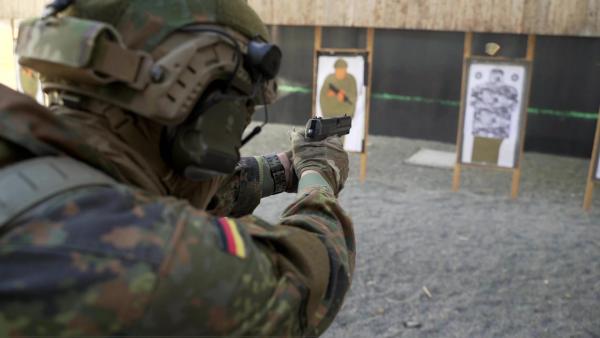 Bild 1 von 2: Schießübungen gehören zum Pflichtprogramm der Bundeswehrsoldaten.