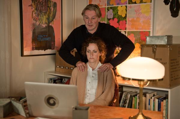 Bild 1 von 15: Karl (Max Herbrechter) möchte von Sylvie (Anja Knauer) wissen, ob alles in Ordnung ist.