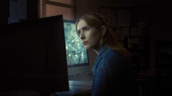 Bild 1 von 18: Die gehörlose Kantinenmitarbeiterin Alison Brooks (Rose Ayling-Ellis) unterstützt die Polizei als Lippenleserin bei der Jagd auf eine Profibande von Diamantendieben - und gerät dabei selbst in ein Minenfeld aus Täuschung, Manipulation und Verrat.