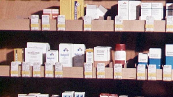 Bild 1 von 11: Im Bild: Medikamentenschrank in der Klinik.
