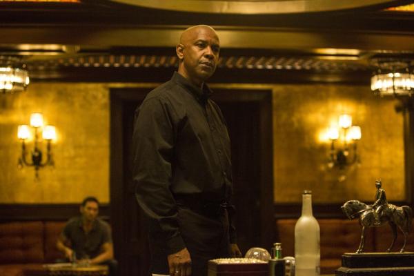 Bild 1 von 3: McCall (DENZEL WASHINGTON) talks to Slavi in Columbia Pictures' THE EQUALIZER.