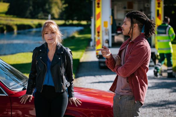 Bild 1 von 6: Nachdem ihr jüngster Fall gelöst ist, können sich Harry (Jane Seymour) und Fergus (Rohan Nedd) endlich entspannen.