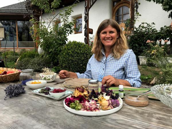 Bild 1 von 7: Im Bild: Kräuterexpertin Annette Wallner.