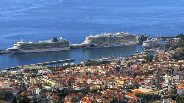 Bild 1 von 6: Mit dem Kreuzfahrtschiff zu den Kanarischen Inseln. SWR-Moderator Johannes Zenglein testet, wie es ist, auf diese Weise Urlaub zu machen. Hier zu sehen: Kreuzfahrtschiffe im Hafen von Funchal.