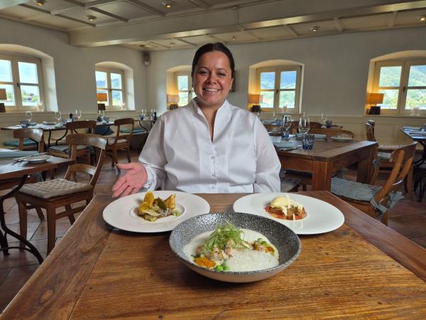 Bild 1 von 27: Sarmeela Rupietta, Restaurantleiterin und Wirtin der Fährhütte, stellt das 3 Gang Menü vor.