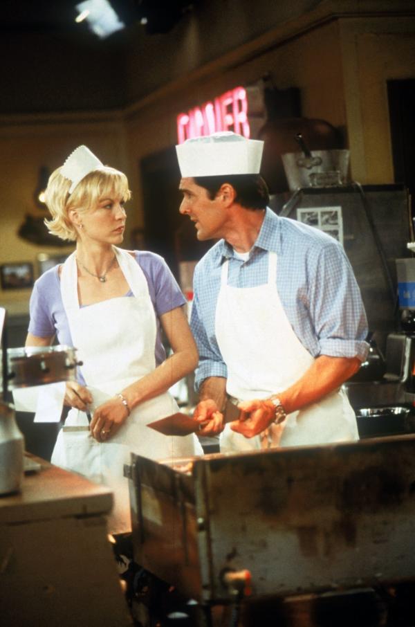 Bild 1 von 1: Dharma und Greg freuen sich schon auf ihren ersten Hochzeitstag, doch zu ihrem Leidwesen wollen ihre Eltern das Ereignis zusammen mit ihnen feiern. Kurzerhand behaupten sie, ihre Ehe stecke in einer Krise und sie bräuchten Zeit allein für sich...