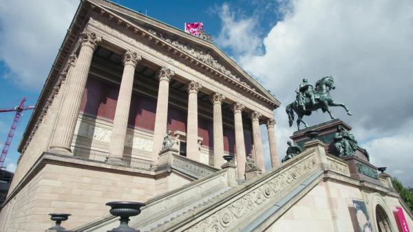 Bild 1 von 12: Im Bild: Auf der Museumsinsel im Herzen Berlins thront die Alte Nationalgalerie wie ein Tempel u¨ber der Spree. Nach Kriegszersto¨rung und deutscher Teilung vegetierte das Geba¨ude lange vor sich hin, bevor es ab 1998 als eines der ersten Ha¨user der Museumsinsel wieder instandgesetzt wurde.