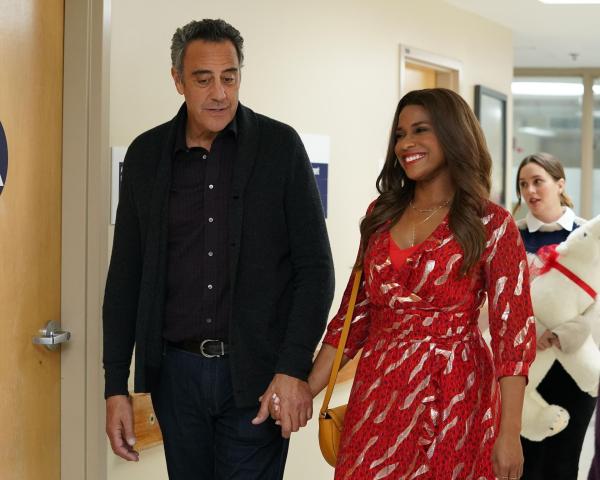 Bild 1 von 10: (v.l.n.r.) Douglas Fogerty (Brad Garrett); Poppy Banks (Kimrie Lewis); Angie D'Amato (Leighton Meester)