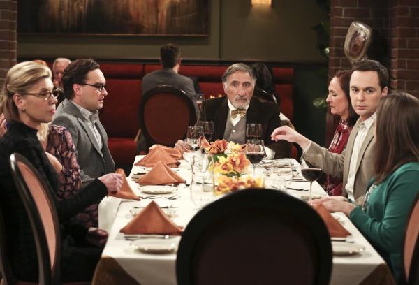 Bild 1 von 11: So haben sich Leonard (Johnny Galecki, 2.v.l.), Sheldon (Jim Parsons, 2.v.r.) und Amy (Mayim Bialik, r.) das nicht vorgestellt. Denn Leonards Mutter Beverly (Christine Baranski, l.) legt sich beim Essen mit ihrem Exmann Alfred (Judd Hirsch, M.) und Sheldons Mutter Mary (Laurie Metcalf, 3.v.r.) an ...
