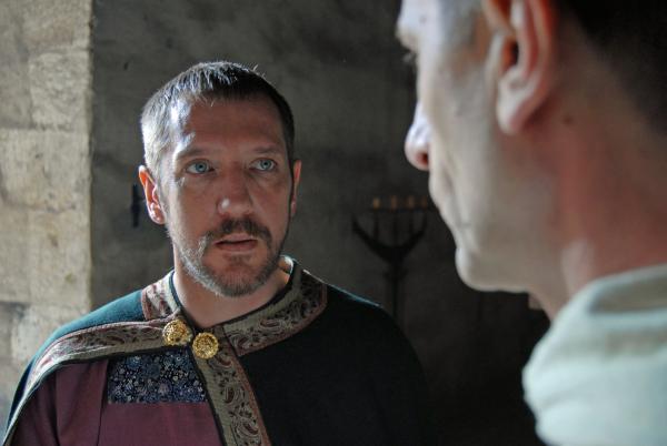 Bild 1 von 3: Karl der Große (Jens Schäfer ) im Gespräch mit seinem Vertrauten, dem Mönch Alkuin von York (Constantin Florescu) .