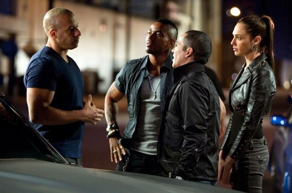Bild 1 von 22: Um Rache für den Mord an seiner Freundin zu nehmen, gibt Dom (Vin Diesel, l.) vor, als Drogenschmuggler für Fenix (Laz Alonso, 2.v.l), Campos (John Ortiz, 2.v.r.) und Giselle (Gal Gadot, r.) arbeiten zu wollen ...