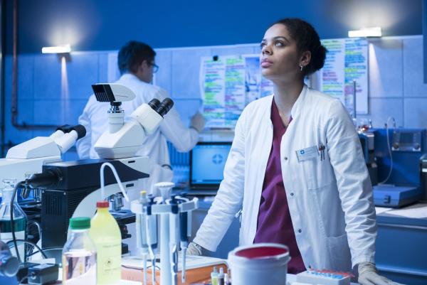 Bild 1 von 6: Dr. Elias Bähr (Stefan Ruppe, l.); Vivienne Kling (Jane Chirwa, r.)