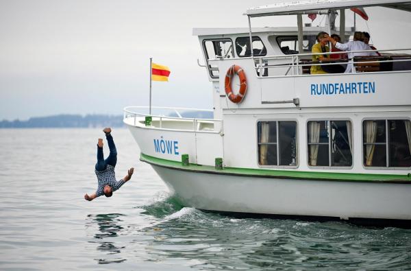 Bild 1 von 5: Im Bild: Während auf dem Ausflugsschiff eine Likörverkostung stattfindet, stürzt ein Mann (Daniel Stockhorst) von Bord und stirbt. Unfall oder gezielter Anschlag?