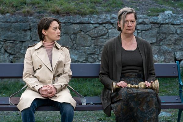 Bild 1 von 15: Zwischen Anna Lobrecht (Mercedes Müller, l.) und ihrer Mutter Margarete (Johanna Orsini, r.) gibt es viel Unausgesprochenes.