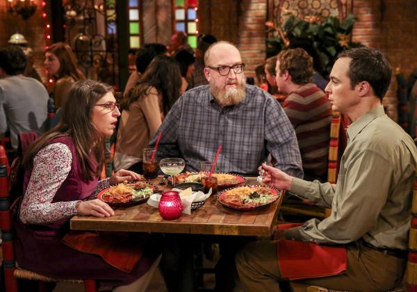 Bild 1 von 8: Datenight: Amy (Mayim Bialik, l.) und Sheldons (Jim Parsons, r.) romantisches Dinner wird plötzlich zum Dreier-Date, bei dem Bert (Brian Posehn, M.) offenbart, über die intimsten Details der beiden Bescheid zu wissen ...