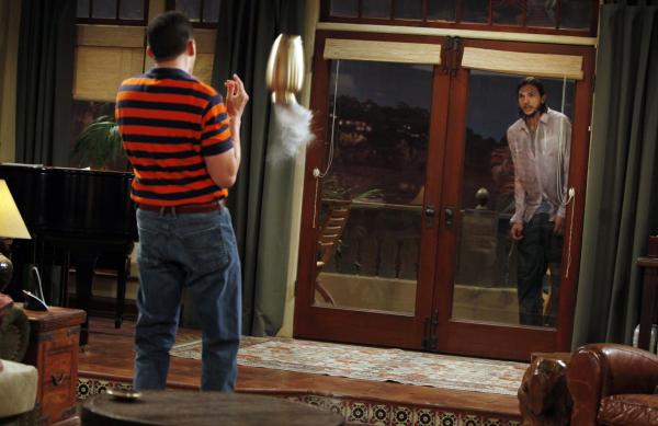 Bild 1 von 22: Kaum hat Rose es geschafft und Charlie in Paris zu ihrem Mann gemacht, ist sie auch schon Witwe: Ihr Angetrauter wurde prompt von einer U-Bahn überrollt. Alan (Jon Cryer, l.) erbt das Haus, kann es sich aber nicht leisten, doch dann taucht IT-Milliardär Walden Schmidt (Ashton Kutcher, r.) auf ...