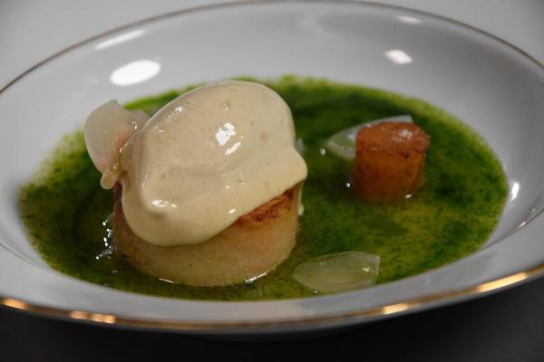 Bild 1 von 6: Im Bild: Confierte Erdäpfel und Erdäpfelbrösel mit Erdäpfeleis von Walter Leidenfrost, Restaurant Ludwig Van in der Wiener Laimgrubengasse.