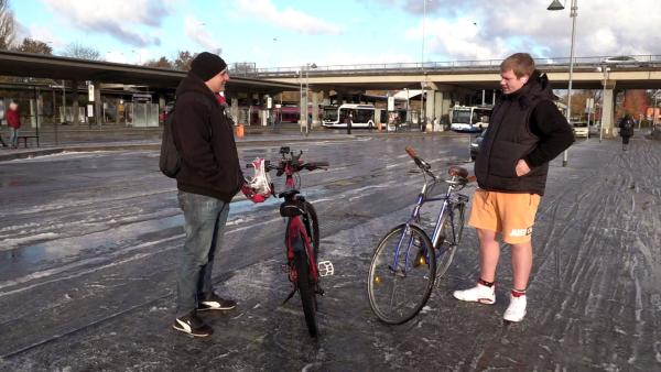 Bild 1 von 2: Carsten (li.) und Jean treten in einem Fahrradrennen von Lütten Klein nach Bad Doberan gegeneinander an. Der Verlierer muss ein Abendessen beim Mexikaner bezahlen. Wer wird das Rennen gewinnen?