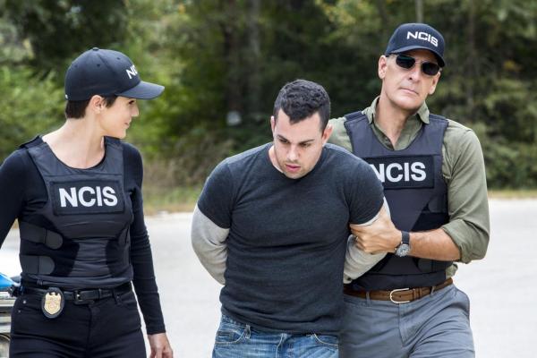 Bild 1 von 21: Was hat Len Bowers (Ilan Srulovicz, M.) mit dem Mordfall zu tun, in dem Pride (Scott Bakula, r.) und Brody (Zoe McLellan, l.) gerade ermitteln?