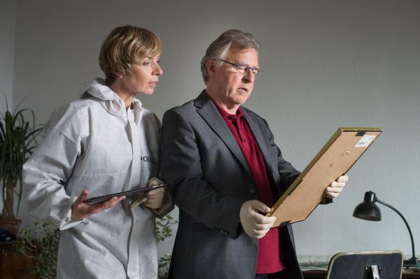 Bild 1 von 6: Prof. Dr. Sabine Rossi (Anna Stieblich, r.); Hajo Trautzschke (Andreas Schmidt-Schaller, r.)
