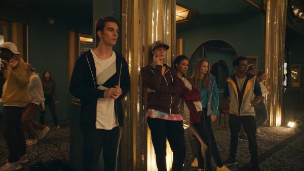 Bild 1 von 4: Max (Rory J. Saper, v.l.), Jeff (Castle Rock Peters), Ines (Eubha Akilade), Thea (Hanna Dodd) und Dash (Hiran Abeysekera) verfolgen gespannt die Auftritte der anderen Tanz-Crews beim großen Hip-Hop-Tanzwettbewerb.