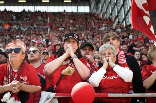 Bild 1 von 6: Zittern mit der Mannschaft: Fußballfans des 1. FC Kaiserslautern auf der Stadion-Tribüne des Fritz-Walter-Stadions. Saison 2024/25