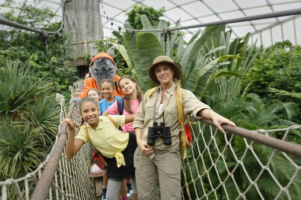 Bild 1 von 4: Schnell werden der TanzTapir und die TanzAlarm-Crew Freunde.