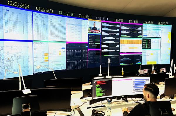 Bild 1 von 1: Das Netzwerkkontrollzentrum der Deutschen Telekom in Frankfurt überwacht das 770.000 Kilometer lange Glasfasernetz.