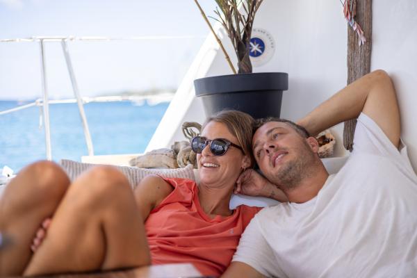 Bild 1 von 5: Natalie und Moritz genießen eine Auszeit ihres großen Segeltörns. Bis Barbados haben sie es bereits geschafft.