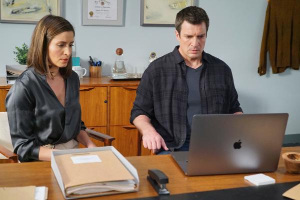 Bild 1 von 3: Captain Zoe Andersen (Mercedes Mason) spricht John Nolan (Nathan Fillion) ihre Unterstützung zu.