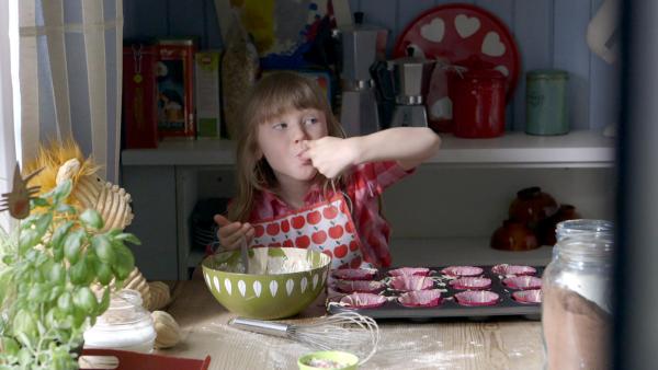Bild 1 von 3: Elsa (Maya Anna Hansen Frßlich) backt Muffins.