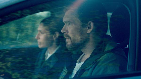 Bild 1 von 2: Andreas (Jesper Hagelskær Paasch) und Emily (Siir Tilif) bei der Arbeit