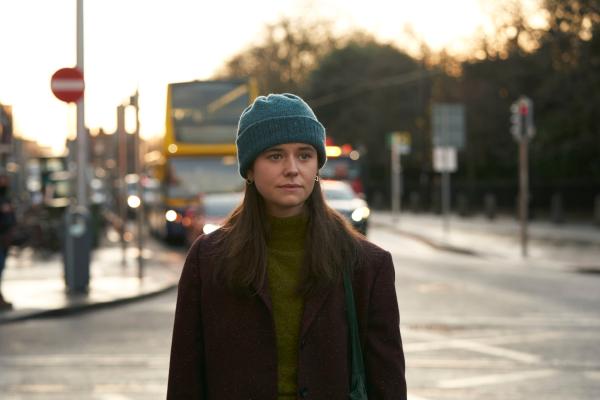 Bild 1 von 4: Als Frances (Alison Oliver) zufällig einen Anruf bekommt, bietet sich ihr die Gelegenheit ,endlich reinen Tisch zu machen und zu sagen, was sie wirklich bewegt.