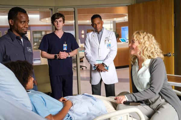 Bild 1 von 9: Im Bild (v.li.): Jeremiah Birkett (Walt Taylor), Freddie Highmore (Dr. Shaun Murphy), Hill Harper (Dr. Marcus Andrews), Rachel Bay Jones (Salen Morrison).