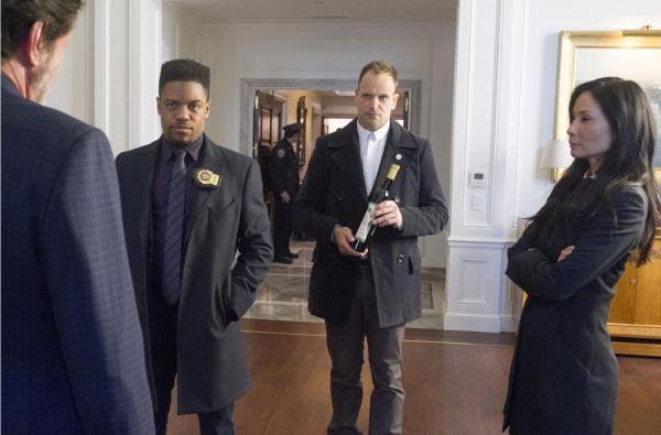 Bild 1 von 13: (v.l.n.r.) Dtective Marcus Bell (Jon Michael Hill); Sherlock Holmes (Jonny Lee Miller); Dr. Watson (Lucy Liu)