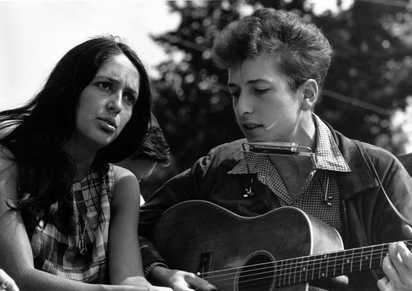 Bild 1 von 7: Joan Baez und Bob Dylan wurden zu Ikonen der Friedensbewegung.