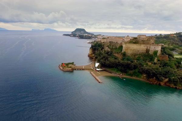 Bild 1 von 4: Golf von Neapel mit Blick auf das Castello Aragonese
