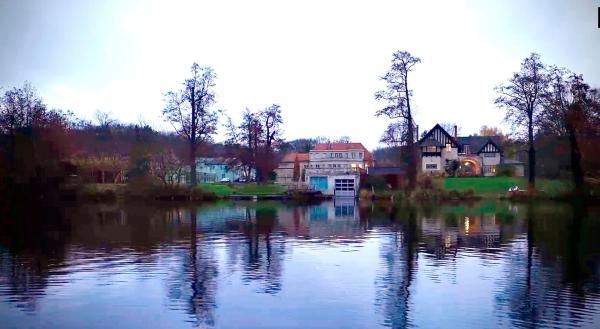 Bild 1 von 4: Das Landhaus Adlon am Lehnitzsee in Potsdam.