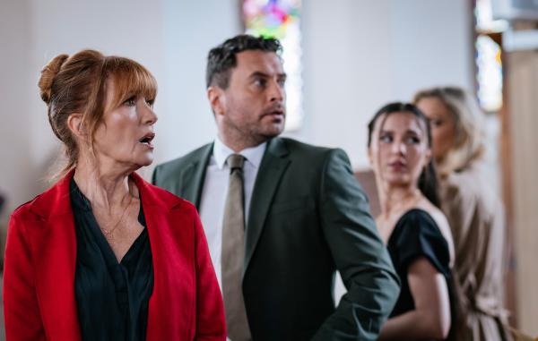 Bild 1 von 6: Bei der Trauerfeier für Charlies Vater Marcello erleben Harry (Jane Seymour, l.), Charlie (Kevin J. Ryan, 2.v.l.), Lola (Rose O'Neill, 2.v.r.) und Orla (Aoife Mulholland, r.) eine Überraschung.