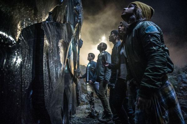 Bild 1 von 8: (v.l.n.r.) Jason (Dacre Montgomery), Billy (RJ Cyler), Zack (Ludi Lin), Kimberly (Naomi Scott), Trini (Becky G)