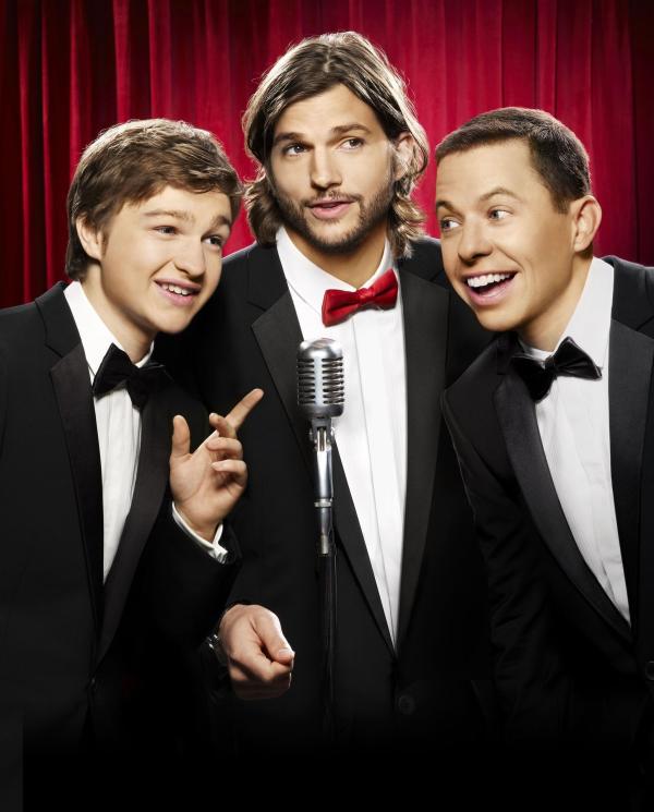 Bild 1 von 5: (9. Staffel) - Zwei Männer und eine halbe Portion: Walden Schmidt (Ashton Kutcher, M.), Alan (Jon Cryer, r.) und Jake Harper (August T. Jones, l.) ...