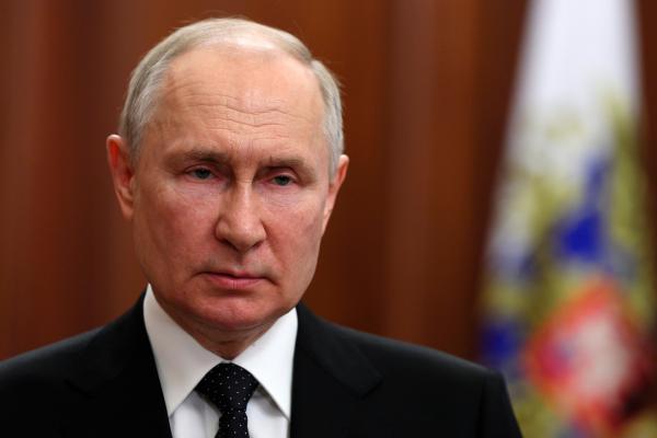 Bild 1 von 2: Wladimir Putin, Präsident von Russland, während einer Ansprache an die Nation. Putin hat nach dem bewaffneten Aufstand des Chefs der Söldnerarmee Wagner, Prigoschin, zur «Neutralisierung» der Drahtzieher aufgerufen.