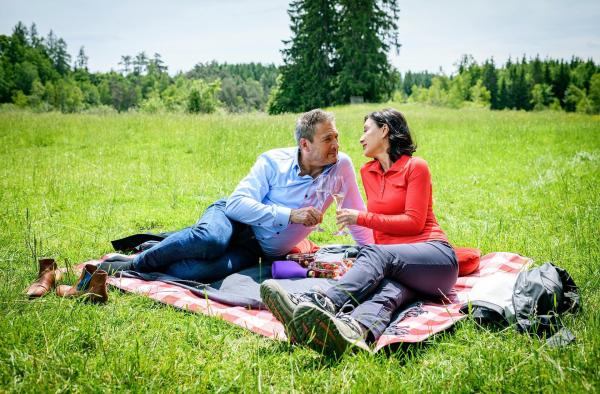 Bild 1 von 4: Im Bild: Christoph (Dieter Bach) teilt Sophias (Krista Birkner) romantische Gefühle nicht.