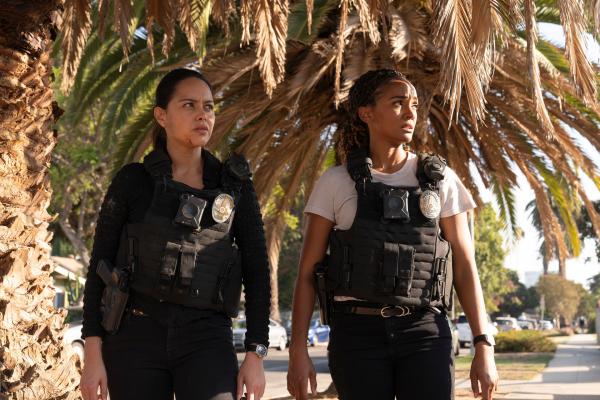 Bild 1 von 3: Bei der Überprüfung eines leerstehenden Hauses begeben sich Officer Lopez (Alyssa Diaz, l.) und Detective Harper (Mekia Cox, r.) in Lebensgefahr.