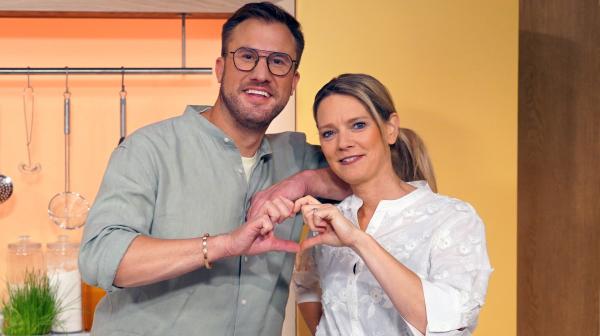 Bild 1 von 1: Spitzenkoch Sören Anders hat die Rezeptsucherin Susanne Nett zum gemeinsamen Kochen eingeladen. Sie kochen \